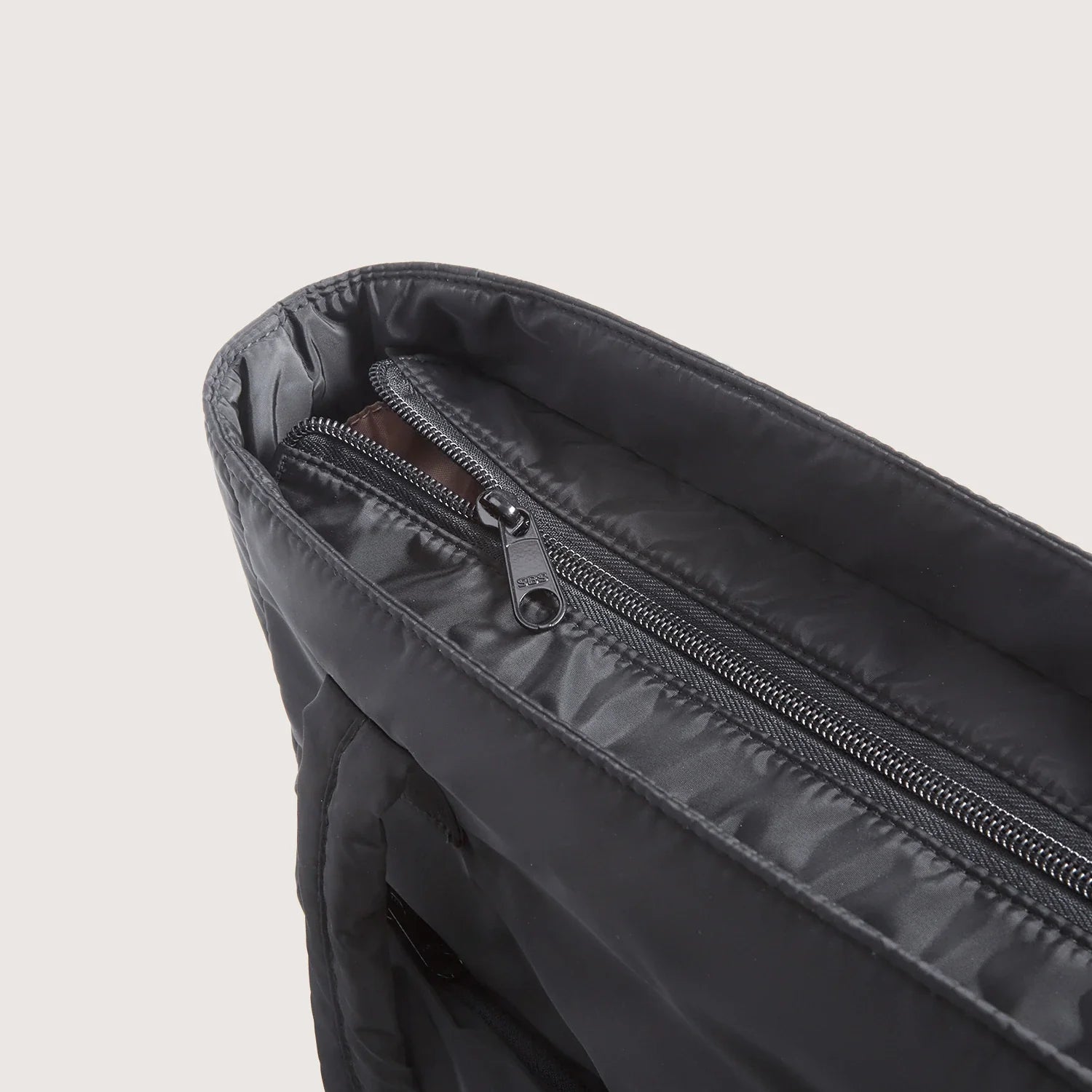 21L_Tote_with_Top_zipper_pocket_for_quick_access_to_essentials-Black_3bae20db-de92-42a7-a701-aabeaff5643f